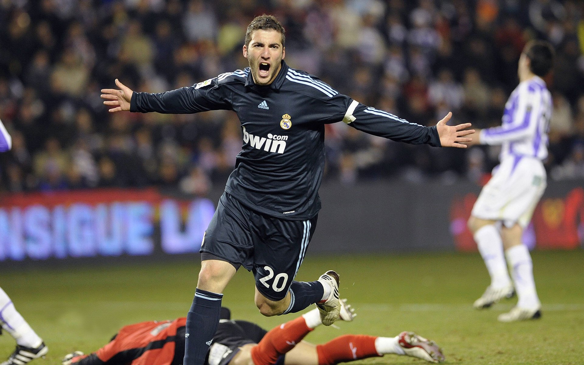 一场3-1让曼城超越利物浦,哈兰德踢疯了:13场狂轰17球,曼城队长哈兰德