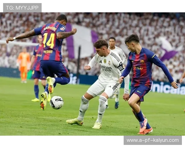 巴萨三脚传递直达禁区,佩德里顺势破门